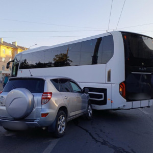 Во Владимире междугородний автобус влетел в иномарку