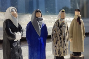 Мастер из Кольчугино вырезал из дерева кукол для Ксении Собчак и Виктора Бычкова