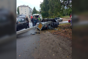 Во Владимирской области автомобиль придавило столбом после ДТП 