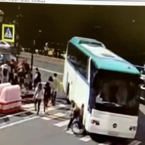 ДТП с владимирским водителем автобуса и 13-летней девочкой в Петербурге попало на видео