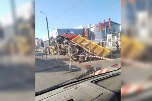 Во Владимире у «Мегаторга» провалился самосвал