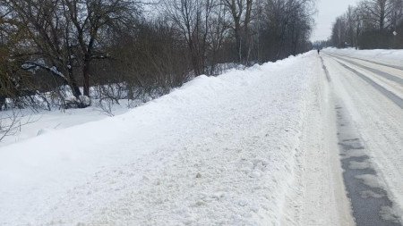 Жителям поселка под Собинкой приходится ходить по трассе из-за нечищенного тротуара