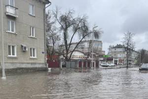 В Муроме в половодье затопило дорогу и тротуар