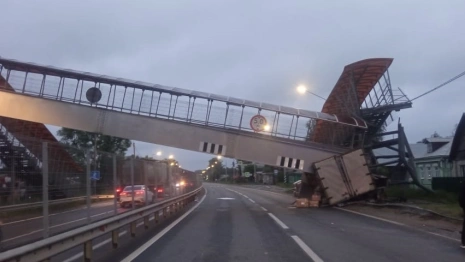 Трассу М-7 в Петушинском районе перекрыли из-за влетевшей в опору надземника ГАЗели
