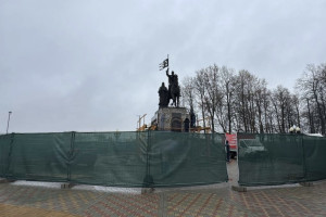 Во Владимире у памятника Князю Владимиру отполировали гранитные плиты