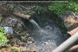 В деревне под Владимиром канализация размыла землю до оврага