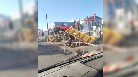 Во Владимире у «Мегаторга» провалился самосвал