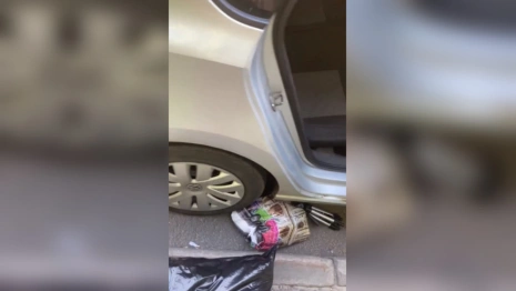 Во Владимире таксист вышвырнул пассажирку и проехался по вещам