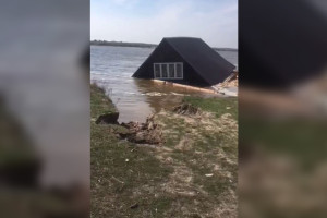 Во Владимирской области дом уплыл по Оке
