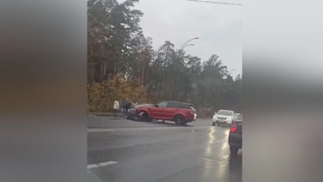 Во Владимире напротив Областной клинической больницы столкнулись два автомобиля