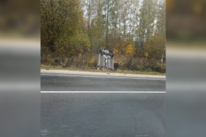 Появилось фото вошедшей вертикально в землю машины под Владимиром