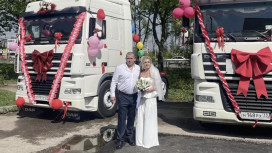 Во Владимире пара приехала на собственную свадьбу на грузовиках