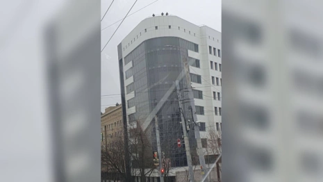 Во Владимире трое подростков забрались на крышу дома-«утюга»