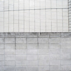 В Коврове 18-летний парень пнул бетонный забор и попал под уголовное дело