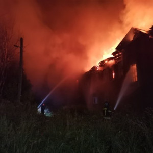 Мощный пожар охватил двухэтажный дом во Владимирской области