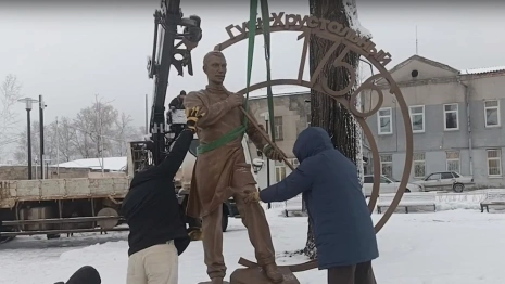 В Гусь-Хрустальном установили скульптуру стеклодува