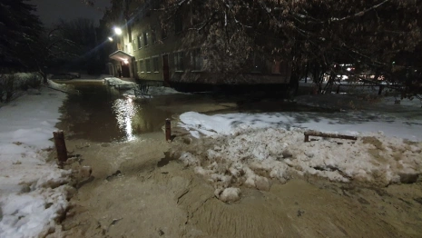 Во Владимире затопило подвал дома с закатанным под асфальт люком