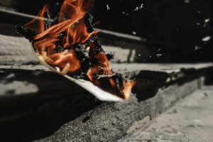 Во Владимире неизвестный поджег иномарку стоимостью в 2,5 млн рублей