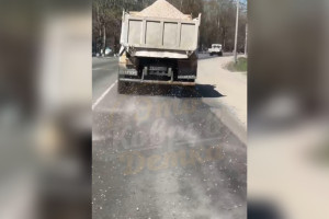 В Коврове самосвал растерял щебень по дороге