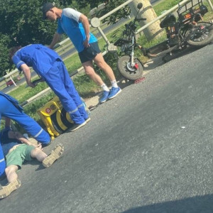 Во Владимире 24-летний курьер попал в больницу после падения с самоката
