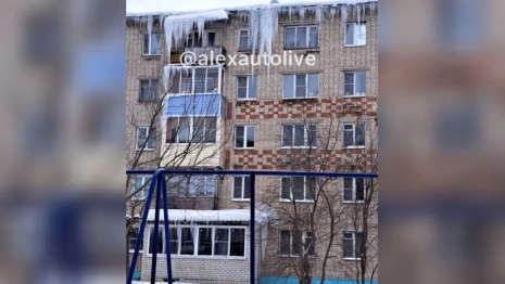 В Александрове на крышах заметили смертельно опасные сосульки