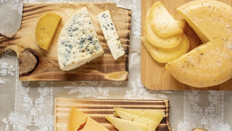 С прилавков владимирских магазинов могут исчезнуть сыры бри и камамбер