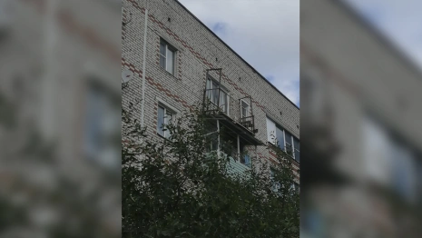 Балкон 5 этажа одного из домов Красной Горбатки оказался под угрозой обрушения