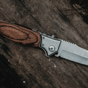 Во Владимире рецидивист напал с ножом на знакомую