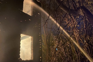 В Киржаче спасатели эвакуировали из горящей заброшки 7 человек