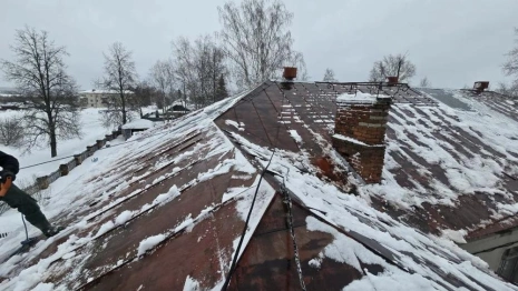 В Вязниках на крышах школ и детсадов выросли опасные сосульки