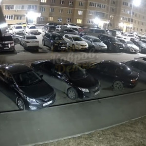 В Коврове ураган повалил мусорную площадку на припаркованные машины