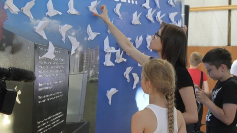 Во Владимире изготовили бумажных журавликов в память о погибших детях Донбасса