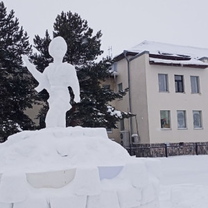 Беженец из Артемовска создал еще одну снежную фигуру в Юрьев-Польском