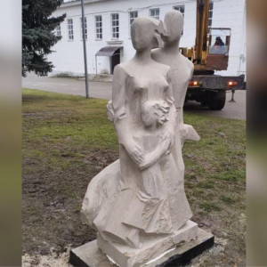 На улицах Владимира начали устанавливать скульптуры с фестиваля «Белого камня»