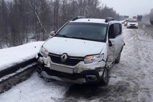 Во Владимирской области водитель иномарки снес отбойник и врезался в грузовик