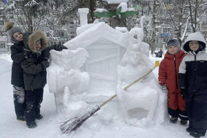 Дворник создал сказочные снежные фигуры у детсада в Петушках