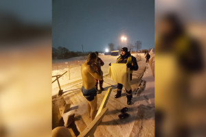 Спасатели первыми окунулись в прорубь в крещенскую ночь во Владимире