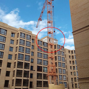 У проблемного дома в Коммунаре разобрали один из лишних этажей