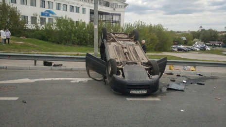 Во Владимире у Белого дома перевернулась иномарка