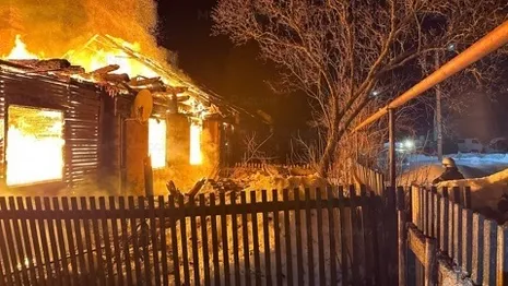 Во Владимирской области мощный пожар охватил деревянный дом