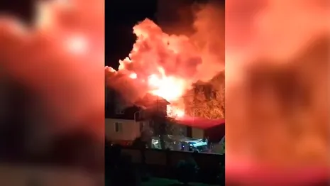 Мощный пожар охватил частный дом во Владимире