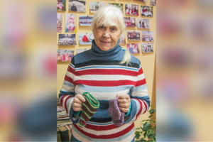 Учитель физики с 40-летним стажем из Владимира связала теплые носки для детей Донбасса