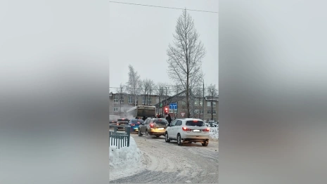 Во Владимире пассажиры вытолкали застрявший на горке автобус