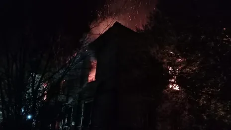 В Струнино спасатели 7,5 часов тушили пожар в расселенном доме