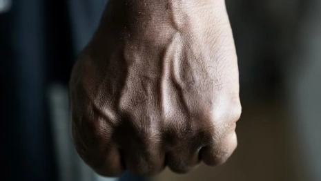 Жителя Александрова осудили на 2 года за избиение матери бабушки ради денег