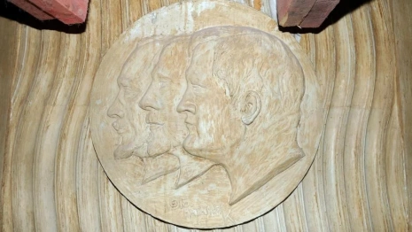 Под потолком Дома Радио нашли барельеф — портрет архитекторов здания