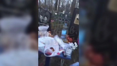 Директор школы отреагировала на устроенное ученицами застолье на кладбище в Коврове