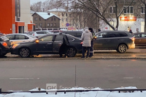 В Коврове у торгового центра столкнулись шесть машин