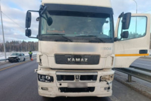 В Судогодском районе на М-12 иномарка столкнулась с КамАЗом из-за гололедицы