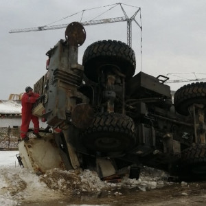 Во Владимирской области фура легла на бок